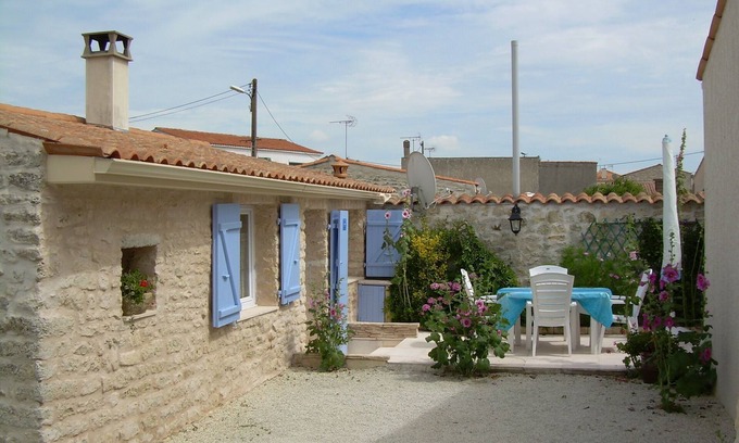 Saint-Pierre-d'Oleron House | Stone house, large swimming pool. quiet, near sea1,.5 km classified 4 stars
