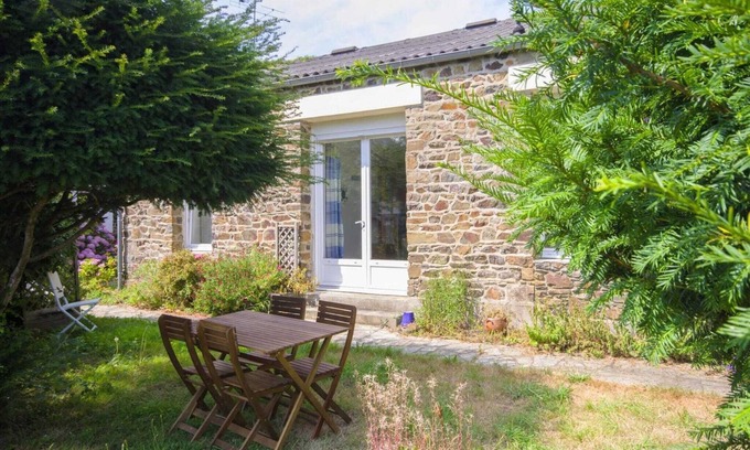 Etables-sur-Mer House | Stone House by Les Godelins Beach