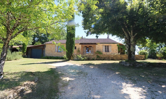 Les Eyzies House | Stone house of character with private gated pool & huge garden