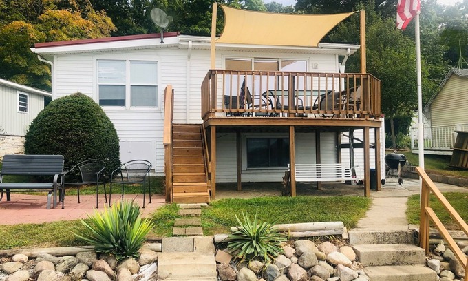 Middlebury House | Stone Lake Vacation Cottage Middlebury, IN Boat Kayak Fishing Swimming getaway
