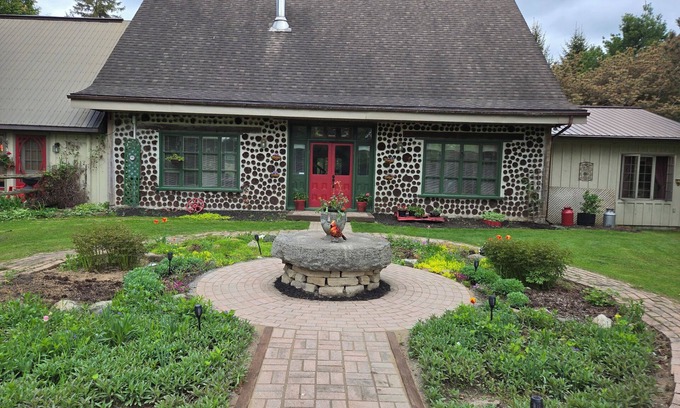 Rideau Lakes House | Stone Road Log House