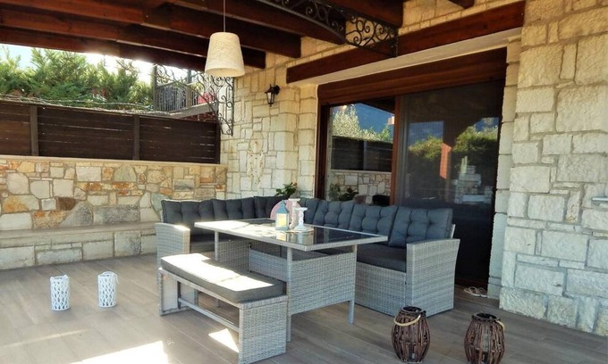 Molos-Agios Konstantinos Villa | Stone Villa Maria in Fthiotida