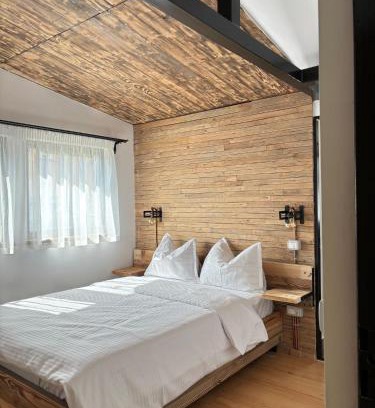 Oestii Paminteni House | Stone Village Transfagarasan