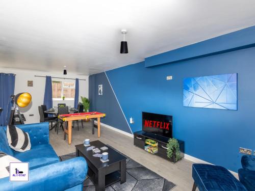 Leeds Apartment | Stonecliffe Homes by Alt-Stay Leeds 6 Bedroom Contractor and Corporate Accommodation - 2x Semi Detached Houses with 2 Kitchens, 2 Living Rooms, 4 Bathrooms, Parking, Netflix and Fast Wi Fi - Long Stay Ready with Weekly and Monthly Rates