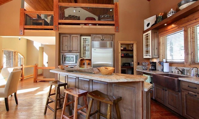 Stonegate House | Stonegate #14 Luxury Cabin with Hot Tub - Walking Distance to Village & Gondola!