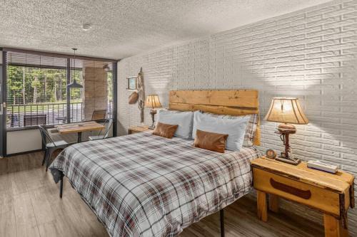 Eureka Springs Apartment | Stonegate Lodge King Bed WIFI 50in Roku TV Salt Water Pool Room # 302