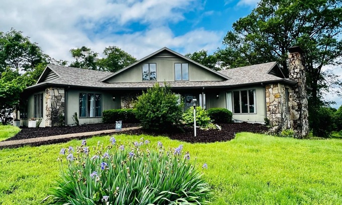 Branson House | Stonehaven Branson: Spacious, Newly Renovated, Large Deck and Hot Tub!