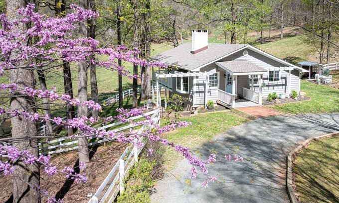 Cobham House | Stonemont Farm Retreat | Cottage and Cabin on Keswick Farm | Sleeps 12