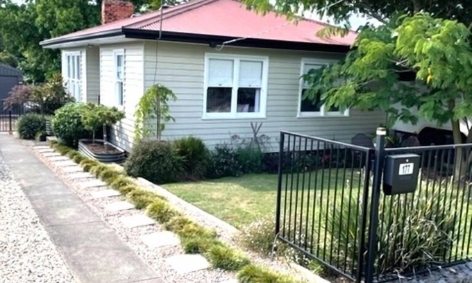 Myrtleford House | Stones on Standish "Tahi"