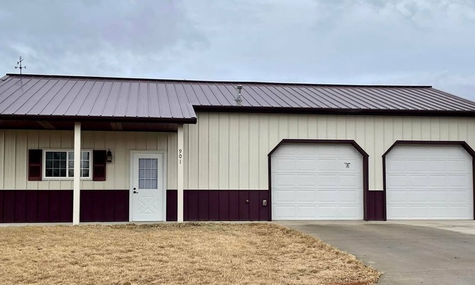 Chamberlain House | Store that boat inside! Blocks to boat ramps/Marina & Restaurant