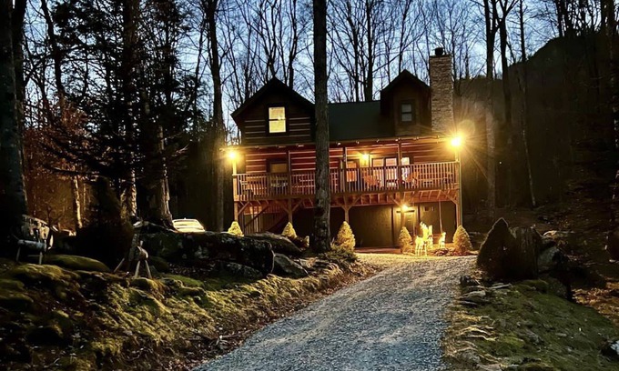 Beech Mountain Cabin | Storybook Beech Mountain Creekside Cabin 1 minute from skiing, fishing, hiking!
