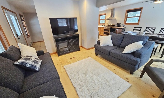 Stowe House | Stowe 3BR Retreat Near the Slopes & Town