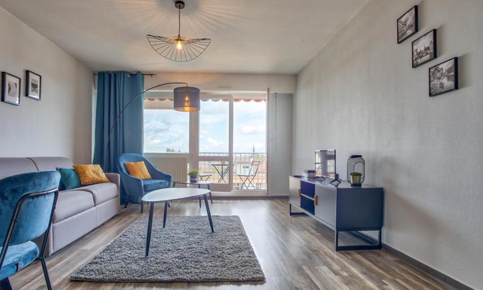 Koenigshoffen Est Apartment | Strasbourg Urban Chic Cathedral View - parking, tram, 8 min city center