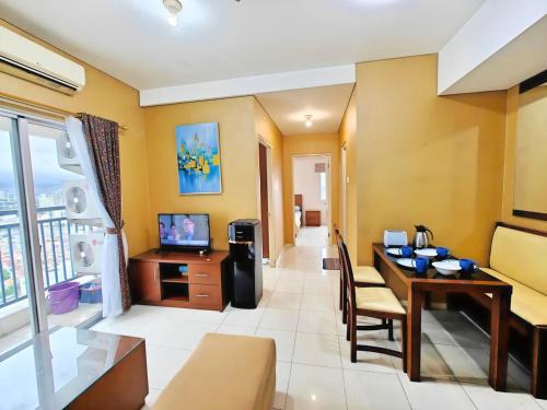 Jakarta Apartment | Strategic 2BR Thamrin Apt with Pool & Gym by 2ndHome