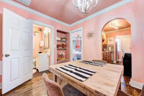 Central Oklahoma City Apartment | Strawberry Lodge - City card 4 local business