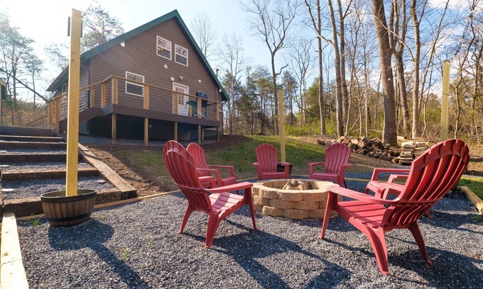 Shenandoah Cabin | Stream On: Hot tub, Firepit, Bocce Ball, Horse Shoes, Outdoor Ping Pong Table