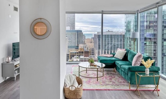 Streeterville Apartment | Streeterville 2 BD / 2 BTH Condo with Free Parking