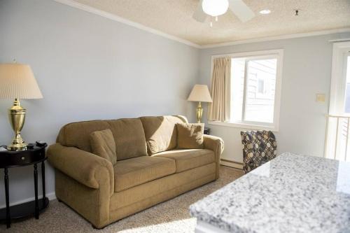Snowshoe Apartment | Stroll to Slopes, Village Area, Ski in-out MtLodge 237