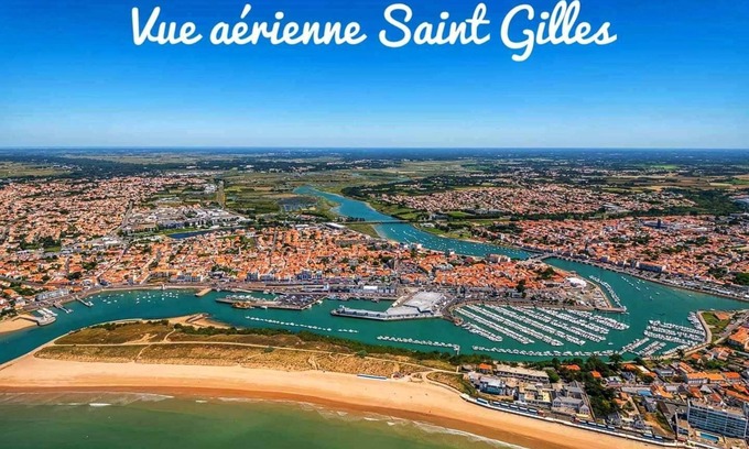 Saint-Gilles-Croix-de-Vie Apartment | Studio feet in the water. Saint-Gilles-Croix-de-Vie
