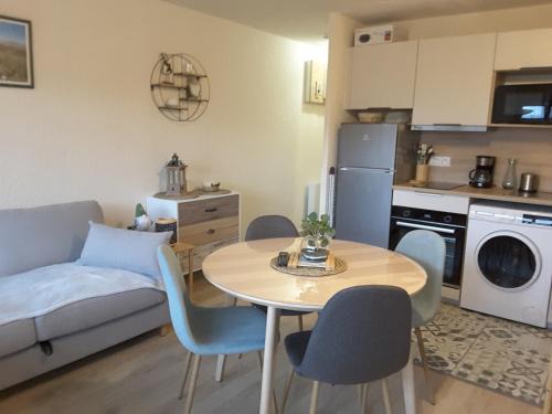 Besse-et-Saint-Anastaise Apartment | Studio 24 m2 - 4 personnes