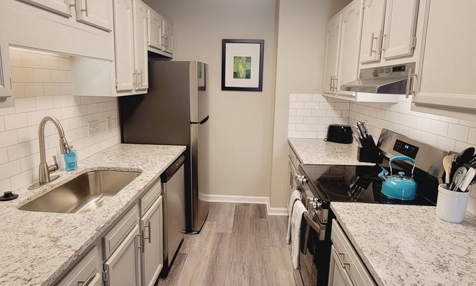 Pine Forest Apartment | Studio 409 ~ Self Check-in, Fast Wifi