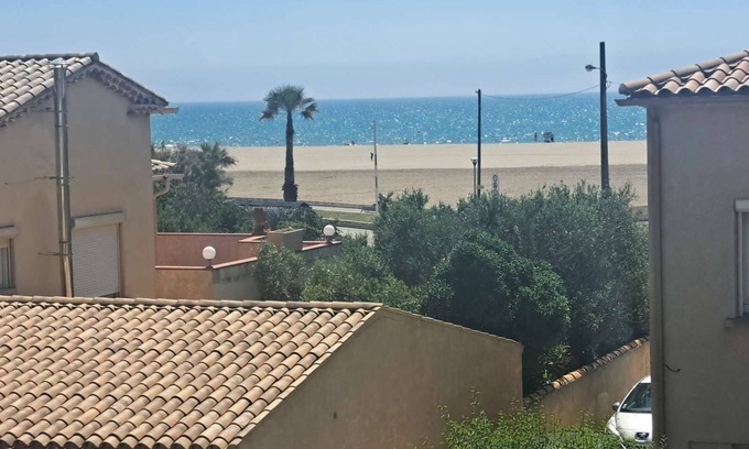 Saint-Pierre-la-Mer Apartment | Studio 50m from the beach
