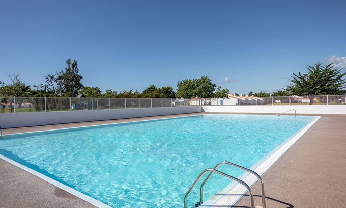 Bretignolles-sur-Mer Apartment | Studio Apartment 'Piscine Partagée' with Shared Pool, Private Terrace and Wi-Fi