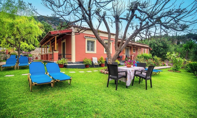 Lakones Apartment | Studio Apartment 'Bozikis Studios' with Shared Garden, Wi-Fi and Air Conditioning