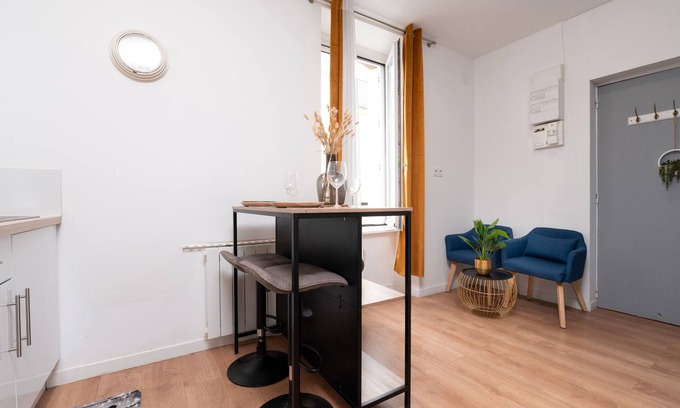 Lorient Apartment | Studio Apartment '- Centre - Gare - Fibre' with Wi-Fi