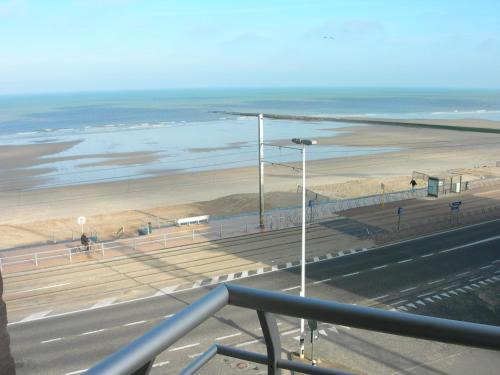 Raversijde Apartment | Studio apartment 'De Strandwandeling' with frontal sea view near Ostend