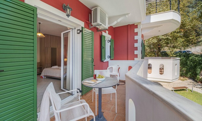 Anthousa Apartment | Studio Apartment 'Deluxe 3 Adults - A' with Shared Terrace, Wi-Fi and Air Conditioning