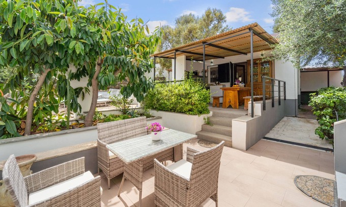 Sarroch Apartment | Studio Apartment 'Dependance Villa Matteo' with Sea View, Wi-Fi and Air Conditioning