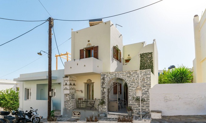 Tinos Town House | Studio Apartment 'En Tino 4' with Balcony, Wi-Fi and Air Conditioning