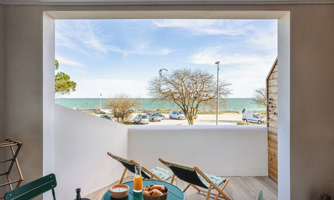 Rivedoux-Plage Apartment | Studio Apartment 'La Terrasse, Vue Mer' with Sea View, Private Terrace and Wi-Fi