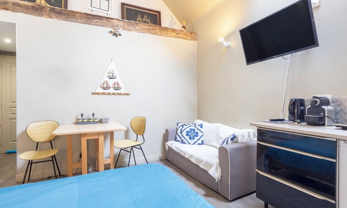 Guilvinec Apartment | Studio Apartment "L'Eclose Ty Du" with Private Terrace, Shared Garden & Wi-Fi