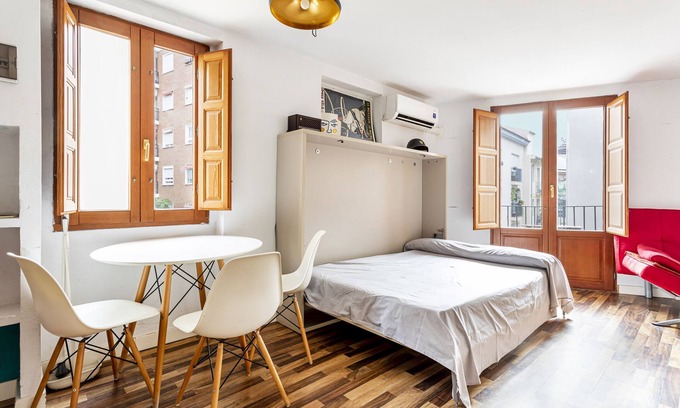 Barrio del Carmen Apartment | Studio Apartment 'Loft 3er Piso' with Shared Terrace, Wi-Fi and Air Conditioning