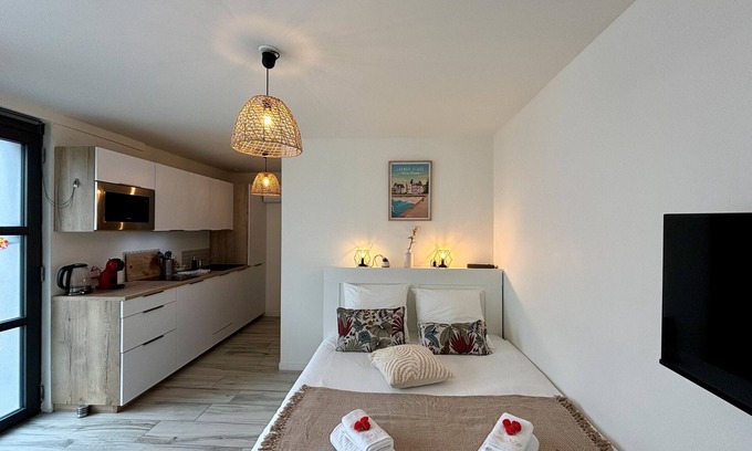Larmor-Plage Apartment | Studio Apartment 'N32b 350m Des Plages' with Wi-Fi and Air Conditioning