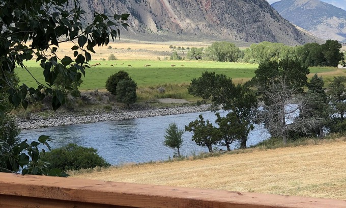 Gardiner Apartment | Studio apartment on the banks of Yellowstone River