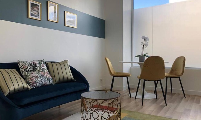 Rive Droite Apartment | Studio Armorique - commerces