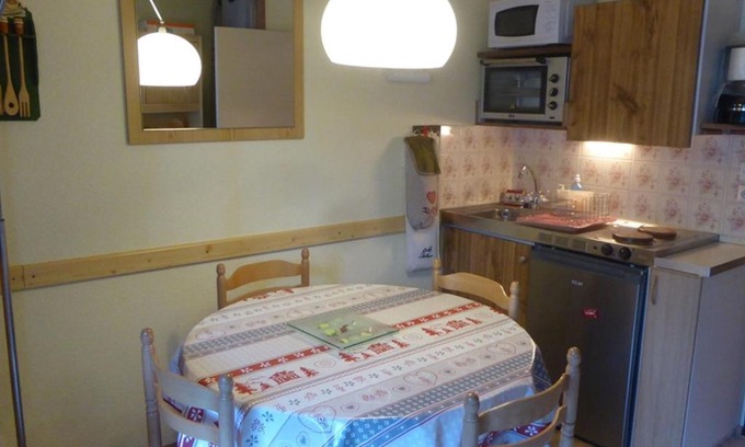 Samoens Apartment | Studio au centre du village de Samoëns, avec balcon, proche ski-bus, animaux acceptés - FR-1-629-56