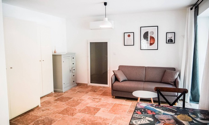 Cardet Apartment | Studio Avec Terrasse au Sein D'un Domaine Équestre