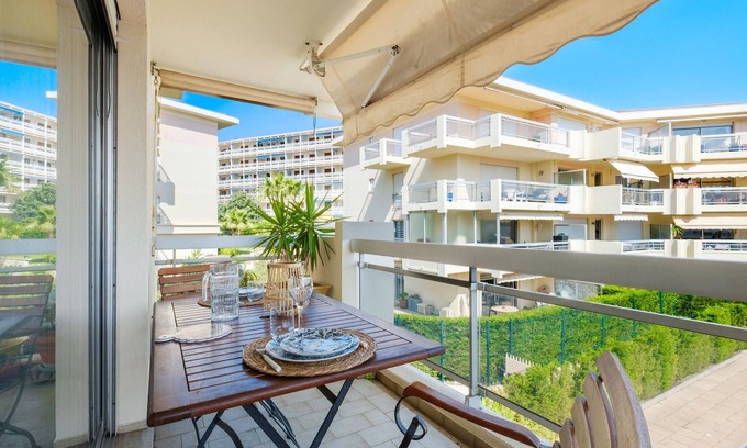 Riou - Petit Juas - Av de Grasse Apartment | Studio 'Bellevue Cannes' with Mountain View, Shared Pool and Air Conditioning