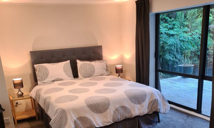 Browns Bay Apartment | Studio Browns Bay - newly refurbished