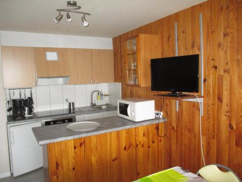 Besse-et-Saint-Anastaise Apartment | Studio cosy au cœur de Super Besse, proche des pistes - FR-1-814-9