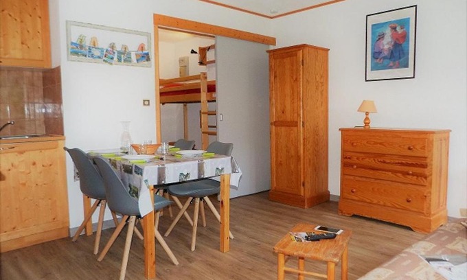 Les Bruyeres Apartment | Studio cabine 4 pers aux Menuires, ski aux pieds, balcon, parking gratuit, commerces à proximité - FR-1-178-293