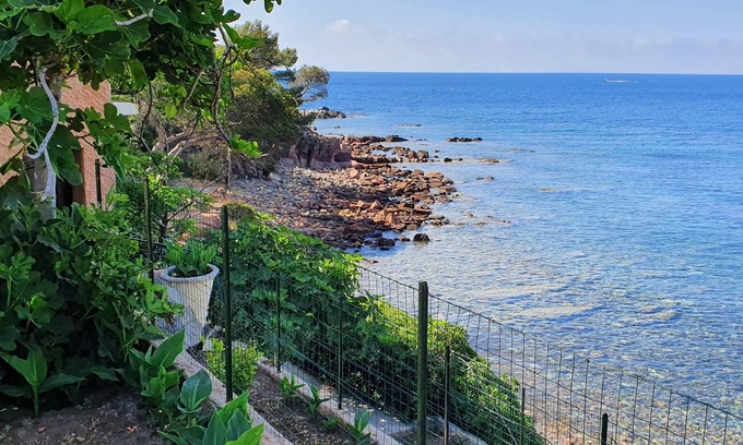 Le Dramont Apartment | Studio "calanques" Situation Exceptionnelle sur mer