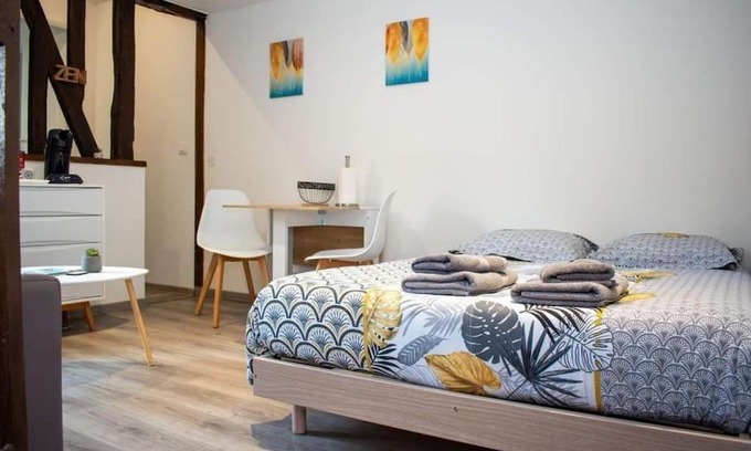 Louviers Apartment | Studio Charmant Confortable TV Centre Ville Louviers