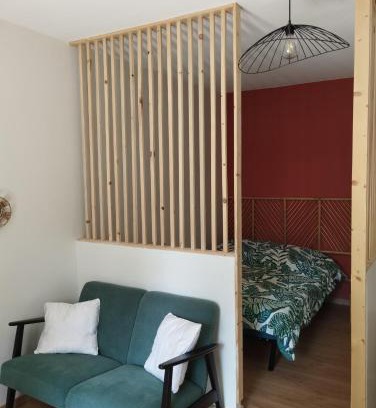 Quartier de France Apartment | Studio climatisé et spacieux situé près des Parcs