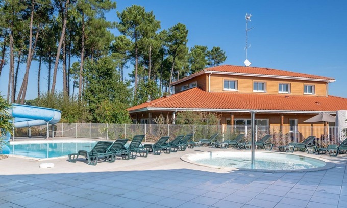 Parentis-en-Born Apartment | Studio Cosy | Accès Piscine Intérieure/Extérieure