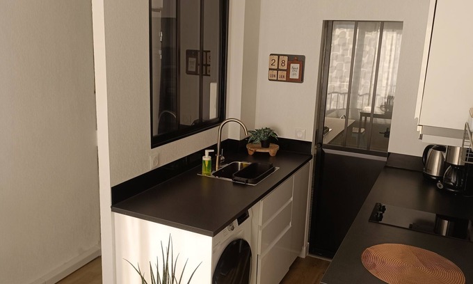 Saint Michel Apartment | Studio Cosy, Climatisation, Parking, Métro